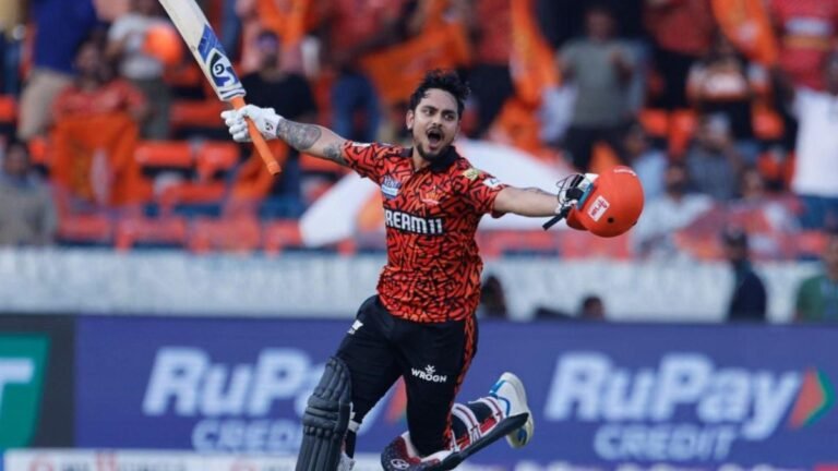 Ishan Kishan leading team discussion during IPL match with SRH teammates